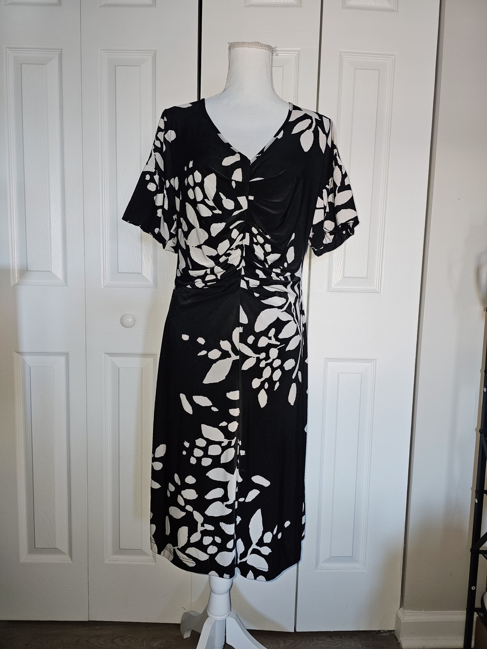 Focus 2000 Black and White Leaf-Print Midi Dress
